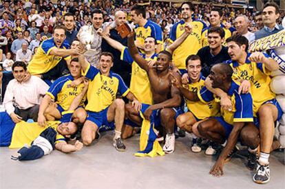 Los jugadores celebran la victoria (28-27).