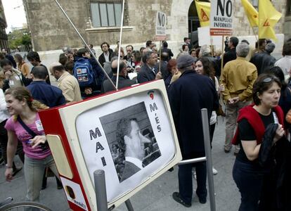 Concentración de trabajadores de Canal 9 delante del Palau de la Generalitat donde se exhibió una caricatura de Eduardo Zaplana con la nariz de Pinocho, en 2004.