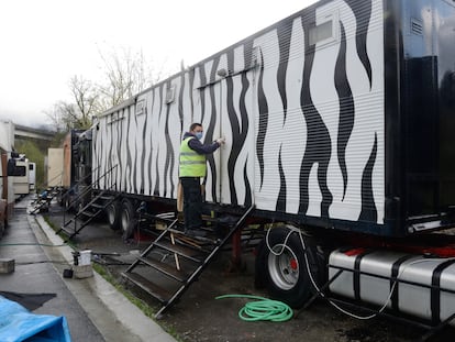 Un operario del Circo Italiano limpia un camión en 2020.