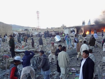 Decenas de personas se acercan al lugar del atentado en Quetta.