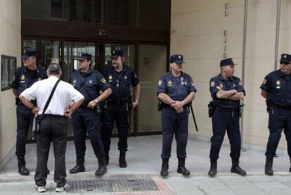 Policías custodian la entrada al Ayuntamiento de El Ejido (Almería) durante la Operación Poniente.