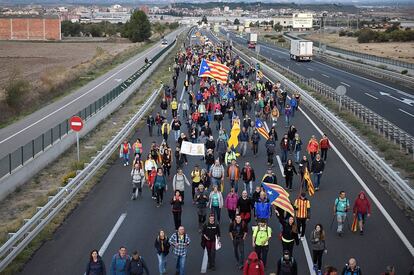 Simpatizantes independentistas participan en el recorrido desde Tárrega por la autovía A-2, en una de las "marchas por la libertad" de este miércoles.
