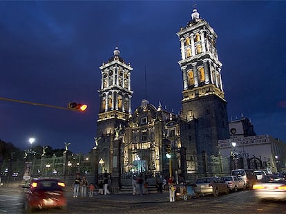Las torres de la catedral de Puebla figuran en las guías como las más altas de México. Su zócalo enmarca uno de los barrios coloniales más espectaculares de Hispanoamérica.