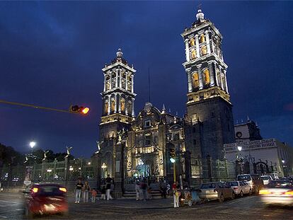 Las torres de la catedral de Puebla figuran en las guías como las más altas de México. Su zócalo enmarca uno de los barrios coloniales más espectaculares de Hispanoamérica.