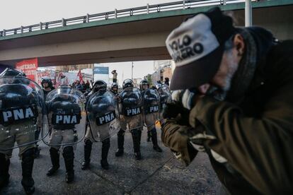Manifestantes y cuerpos de seguridad de enfrentan en los accesos a la ciudad de Buenos Aires durante la jornada de huelga.