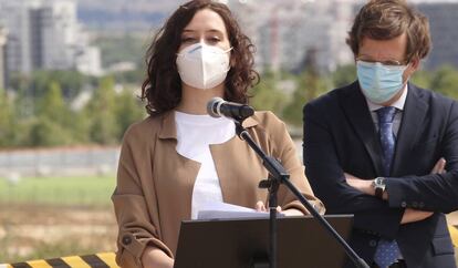 La presidenta de la Comunidad de Madrid, Isabel Díaz Ayuso, y el alcalde de la capital, José Luis Martínez-Almeida, durante la inauguración de las obras de ampliación de Ifema en Valdebebas.