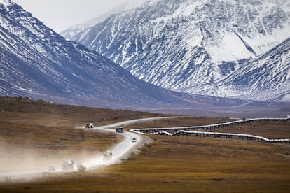 Camiones circulan por la autopista Dalton, cerca del Paso de montaña Atigun Pass que cruza la cordillera Brooks, en Alaska (EE.UU.).