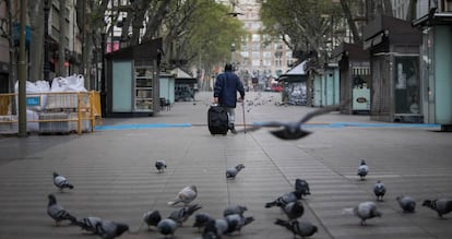 La Rambla de Barcelona, pràcticament buida durant el confinament.