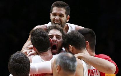 Los jugadores de la selección celebran la victoria.