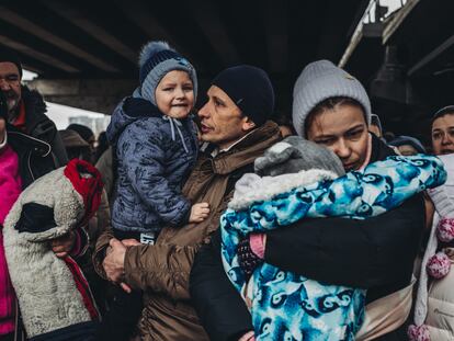 Familias con niños esperaban para cruzar el río Irpin, el día 5  en la localidad del mismo nombre en Ucrania.