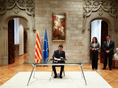 El presidente de la Generalitat, Pere Aragonès, acompañado por la vicepresidenta, Laura Vilagrà (2d) y el secretario del Govern, Xavier Bernadí Gil (d), durante el acto de firma el decreto de disolución del Parlament y de convocatoria de elecciones para el 12 de mayo, ayer en Barcelona.