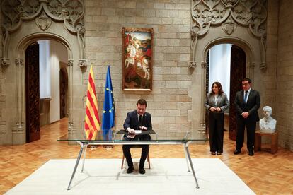 El presidente de la Generalitat, Pere Aragonès, acompañado por la vicepresidenta, Laura Vilagrà (2d) y el secretario del Govern, Xavier Bernadí Gil (d), durante el acto de firma el decreto de disolución del Parlament y de convocatoria de elecciones para el 12 de mayo. EFE/Quique García