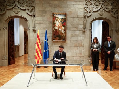 El presidente de la Generalitat, Pere Aragonès, acompañado por la vicepresidenta, Laura Vilagrà (2d) y el secretario del Govern, Xavier Bernadí Gil (d), durante el acto de firma el decreto de disolución del Parlament y de convocatoria de elecciones para el 12 de mayo, ayer en Barcelona.