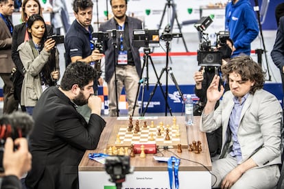 Maghsoodloo y Niemann durante su partida del Mundial de Rápidas en Almaty, a finales de 2022