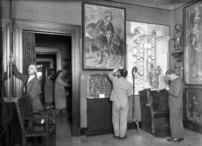 Los técnicos de la Junta de Museos valorando las obras en el domicilio de Plandiura en 1932.