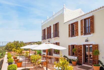 En el antiguo cortijo Los Azules se fusionan el tipismo andaluz con el diseño más vanguardista de Philippe Starck.