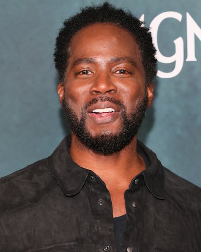 HAROLD PERRINEAU (fotografiado en 2025) – Antes de 'Perdidos', la serie que dio un giro radical a la televisión, ya había aparecido en 'Oz', otra ficción cuyo nombre está escrito en letras de oro en la historia de la pequeña pantalla. La carrera de Perrinau está llena de títulos deslumbrantes como 'El rey de Nueva York', 'Smoke', 'Matrix' o 'Romeo+Julieta' de Baz Luhrmann, donde su Mercucio bailó y cantó ataviado como una 'drag queen'. Su trabajo posterior a 'Perdidos' es casi imposible de resumir. Ha pasado por casi todos los procedimentales destacados de los últimos años, de 'CSI' a 'Mentes Criminales' o 'Ley y Orden: Unidad de Víctimas Especiales', y sin descuidar el cine ha tenido un papel relevante en 'Claws', la comedia de Prime Video ambientada en un salón de bella en Florida, y es el protagonista de 'From', una ficción tan inquietante como 'Perdidos' que es una de las favoritas de Stephen King.