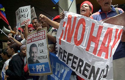 Partidarios del presidente Hugo Chávez se manifiestan el pasado viernes en Caracas contra la petición de referéndum.