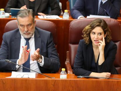 De izquierda a derecha, el consejero de Educación, Universidades y Ciencia y portavoz del Gobierno regional, Enrique Ossorio; el consejero de Presidencia, Justicia e Interior, Enrique López; y la presidenta de la Comunidad de Madrid, Isabel Díaz Ayuso.