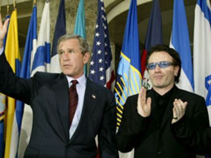 George Bush acompañado por Bono de U2. PLANO MEDIO - ESCENA