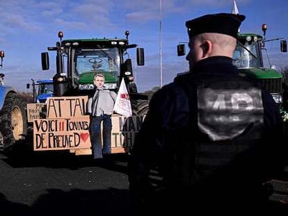 Agricultores bloquean la autopista A-1 en Chennevieres-les-Louvres, cerca del aeropuerto de Charles de Gaulle, este miércoles.