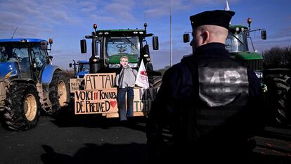 Agricultores bloquean la autopista A-1 en Chennevieres-les-Louvres, cerca del aeropuerto de Charles de Gaulle, este miércoles.