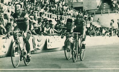 Barry Hoban se impone en la llegada de Burdeos, durante el Tour de 1969.