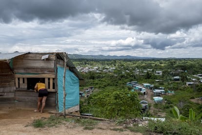 Es un secreto a voces. Los asentamientos irregulares de población migrante ocupan cada vez más espacios de los pueblos aledaños en el Norte de Santander, al noreste de Colombia. La frontera se está convirtiendo en un puñado de invasiones (tal y como se denomina a los campamentos en los que viven) en un limbo legal. La mayoría, bajo la mano de grupos armados al margen de la ley.