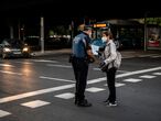 DVD 1020 (21-09-20) 
Controles de la Policia Local de Madrid en Puente de Vallecas para comprobar, de manera aleatoria, que la gente que esta en la calle lo hace por una causa justificada. Desde este lunes, este es uno de los barrios de la capital bajo confinamiento. Esta medida la ha implementado la Comunidad de Madrid para intentar controlar la pandemia de Covid19. 
Foto: Olmo Calvo
