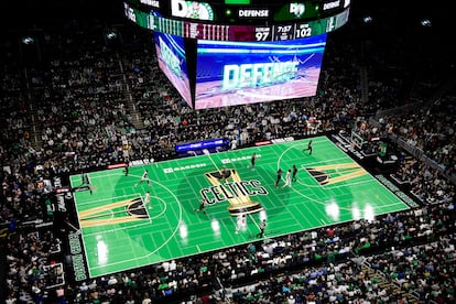 Una panormica del TD Garden de Boston, con el dibujo especial de la pista para los partidos de la Copa NBA.