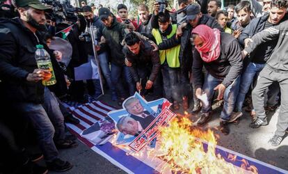 Un grupo de palestinos protestan contra los acuerdos entre Trump y Netanyahu.