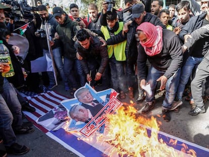 Un grupo de palestinos protestan contra los acuerdos entre Trump y Netanyahu.