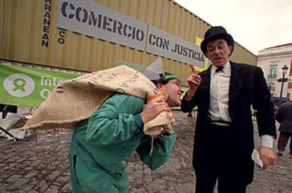 Dos actores escenifican <b></b><i>Las reglas del comercio mundial</i> en la Puerta del Sol de Madrid.