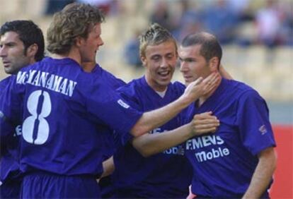 McManaman y Guti felicitan a Zidane.