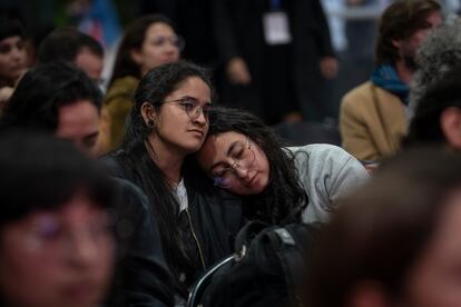 Asistentes durante el homenaje al periodista fallecido Karim Ganem Maloof.