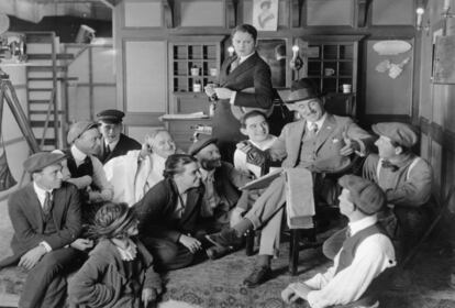 El director Donald Crisp (con el guion) con el editor Dorothy Arzner durante el rodaje de 'Too much Johnson' (1920). Cortesía de © A.M.P.A.S.