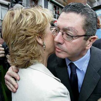 La presidenta de la Comunidad de Madrid, Esperanza Aguirre y el alcalde de Madrid, Alberto Ruiz-Gallardón, se saludan durante la inauguración hoy de la ampliación de Línea 5 de Metro hasta la estación de Alameda de Osuna en Madrid.