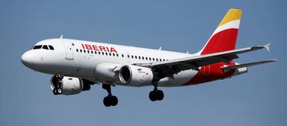 Un avión de Iberia en vuelo.