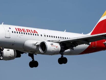 Un avión de Iberia en vuelo.