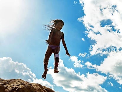 Alice Juruna, em fotografia de 2015, salta para mergulhar no rio Xingu.