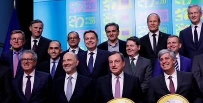 El presidente del Banco Central Europeo, Mario Draghi, junto con los ministros de Finanzas de la zona euro, este lunes en Bruselas.