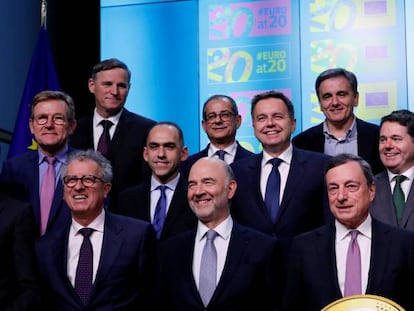 El presidente del Banco Central Europeo, Mario Draghi, junto con los ministros de Finanzas de la zona euro, este lunes en Bruselas.