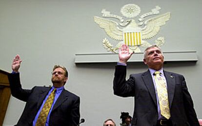 El presidente de WorldCom, Bert Robert (izquierda), y el primer ejecutivo, John Sidgmore, en el Capitolio.