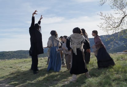 Teresa, La Pastora, juega con un grupo de niños en una momento del rodaje de la película, en una imagen cedida por la producción.