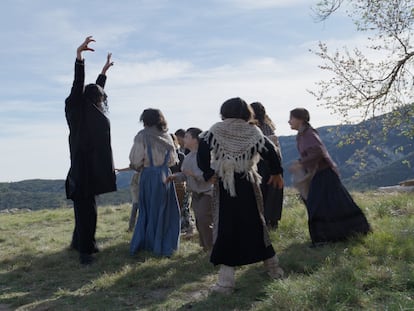 Teresa, La Pastora, juega con un grupo de niños en una momento del rodaje de la película, en una imagen cedida por la producción.