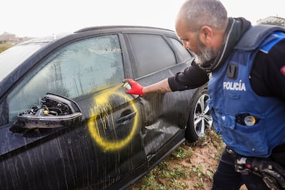 Agentes de la Policía Municipal de Madrid marcan con "0" un vehículo revisado sin víctimas en su interior, este miércoles en La Torre. 