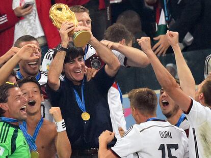 Joachim Low celebra con sus jugadores la Copa del Mundo de 2014.