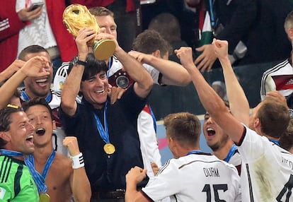 Joachim Low celebra con sus jugadores la Copa del Mundo de 2014.