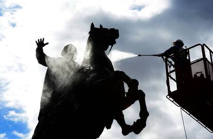 Un operario limpia la estatua de Pedro el Grande durante los preparativos para la celebración del Día de la Ciudad en San Petersburgo (Rusia).