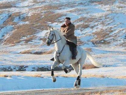 Kim Jong-un, a caballo, en una imagen difundida por la agencia estatal norcoreana el pasado 16 de octubre.